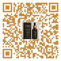 pplying Macadamia Seed Oil to face - Anti-aging skincare ritual | Oiléa by Savvi Shop